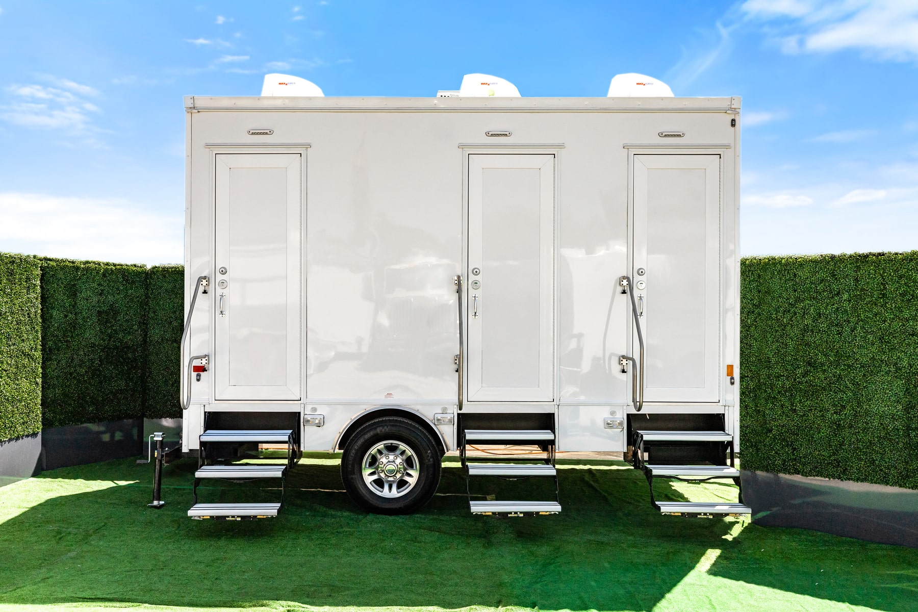 4-Station Luxury Restroom Trailer – 4 Stall Exterior Profile View 1